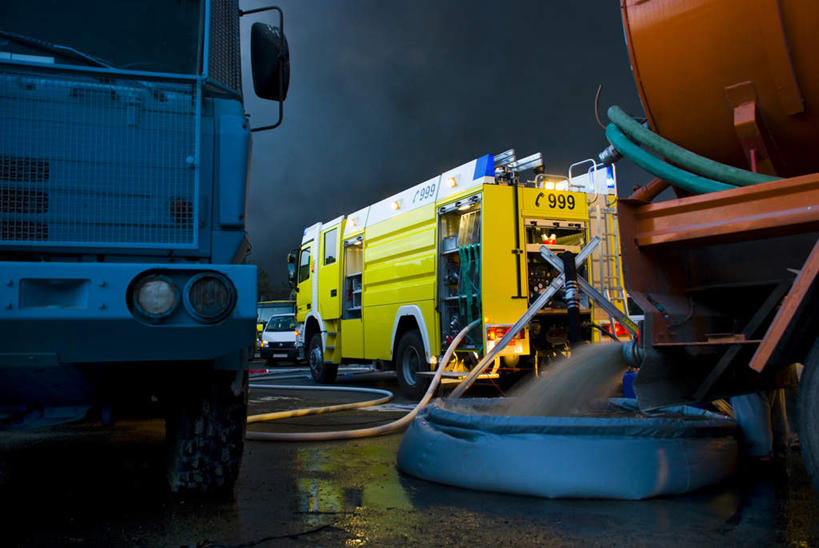 无人,消防站,横图,室外,夜晚,正面,安全,水,救火车,阴影,飞溅,溅,光线,标志,数字,文字,液体,影子,字符,水滴,灯光,标识,管道,水管,水珠,阿拉伯数字,消防,喷洒,灭火,消防车,彩图,消防局