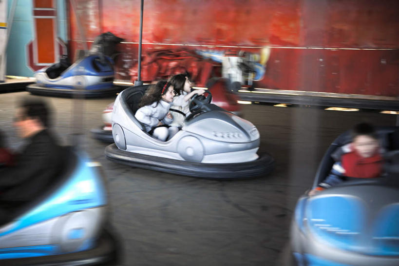 西方人,家庭,游乐园,坐,笑,微笑,露齿笑,横图,室外,白天,正面,游乐场,欧洲,欧洲人,模糊,许多人,注视,观察,驾驶,看,行驶,一群人,温暖,温馨,一家人,碰碰车,观看,操纵,和睦,控制,察看,关注,操控,把持,乐园,含糊,恍惚,模胡,依稀,隐约,白种人,坐着,半身,彩图,融洽