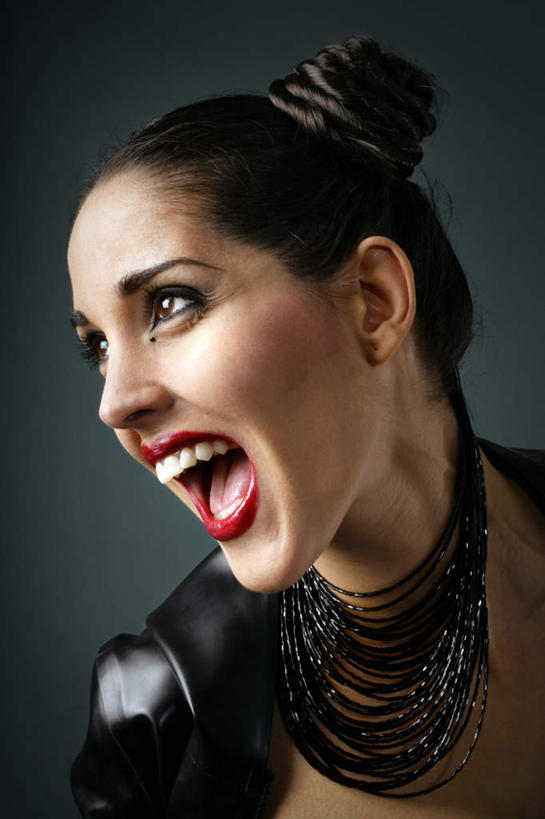 西方人,脸,头,脸颊,一个人,笑,大笑,竖图,室内,特写,白天,正面,兴奋,欧洲,欧洲人,仅一个年轻女性,仅一个女性,仅一个人,黑色背景,服装,休闲装,衣服,黑色,张嘴,休闲,休闲服,摄影,服饰,影棚,盘发,皮夹克,张大嘴巴,哈哈大笑,年轻女性,女人,女性,白种人,头部,脸部,脸蛋,面部,张开嘴,半身,彩图,影棚拍摄,高兴,狂笑,拍摄,短发