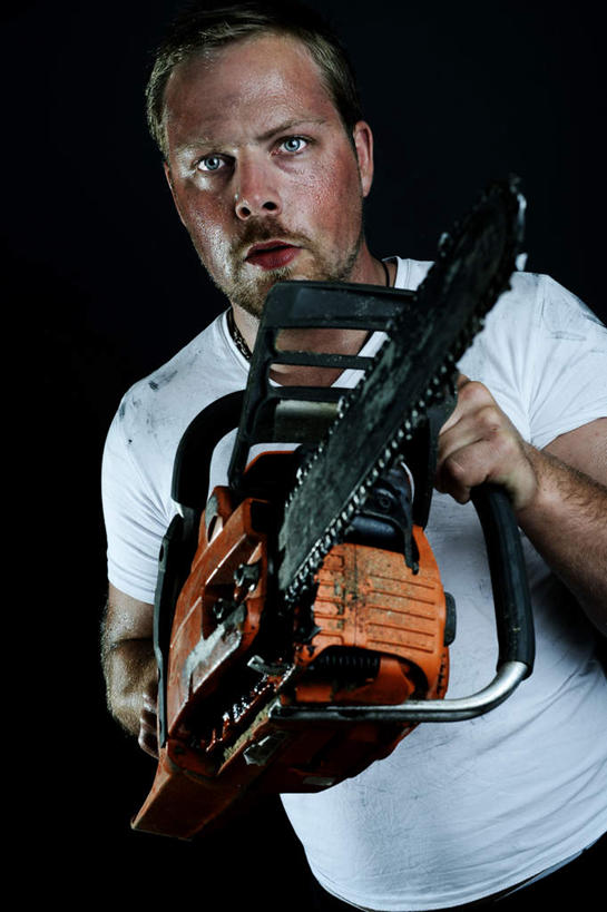 西方人,一个人,竖图,室内,白天,正面,金属制品,欧洲,欧洲人,仅一个男性,仅一个人,仅一个中年男性,一把,握,黑色背景,服装,金属,工具,休闲装,衣服,黄色,白色,休闲,疲倦,休闲服,握着,摄影,服饰,肮脏,影棚,锯子,电锯,疲劳,切割,疲惫,瞪眼,锯,困乏,怒视,邋遢,疲乏,委顿,疲困,疲顿,疲钝,倦怠,怠倦,动力锯,龌龊,污秽,恶浊,男人,男性,中年男性,白种人,半身,彩图,影棚拍摄,拍摄,割