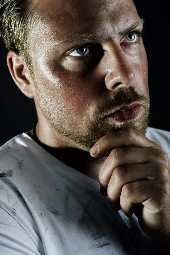 西方人,胡须,一个人,竖图,室内,特写,白天,正面,欧洲,欧洲人,仅一个男性,仅一个人,仅一个中年男性,撑,黑色背景,服装,托腮,休闲装,衣服,白色,托,休闲,疲倦,思考,休闲服,摄影,服饰,肮脏,影棚,疲劳,疲惫,托下巴,瞪眼,困乏,怒视,邋遢,疲乏,思虑,委顿,疲困,疲顿,疲钝,倦怠,怠倦,龌龊,污秽,恶浊,男人,男性,中年男性,白种人,胡子,络腮胡,半身,彩图,影棚拍摄,拍摄