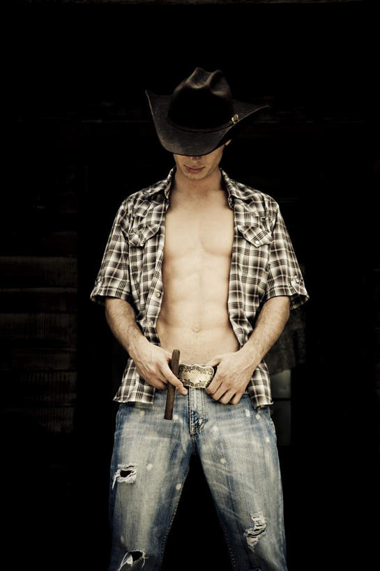 西方人,肌肉,健壮,一个人,站,竖图,室内,白天,正面,衬衫,帽子,欧洲,欧洲人,仅一个男性,仅一个人,黑色背景,服装,格纹,注视,休闲装,仅一个年轻男性,衣服,白色,黑色,低头,观察,看,站着,休闲,健康,休闲服,牛仔帽,活力,力量,摄影,服饰,影棚,观看,青春,察看,敞开,强壮,关注,双手抄兜,双手放兜,一顶,男人,男性,年轻男性,白种人,插兜,两手抄兜,两手放兜,手插兜,手放口袋,站立,半身,彩图,影棚拍摄,衬衣,拍摄,手抄兜