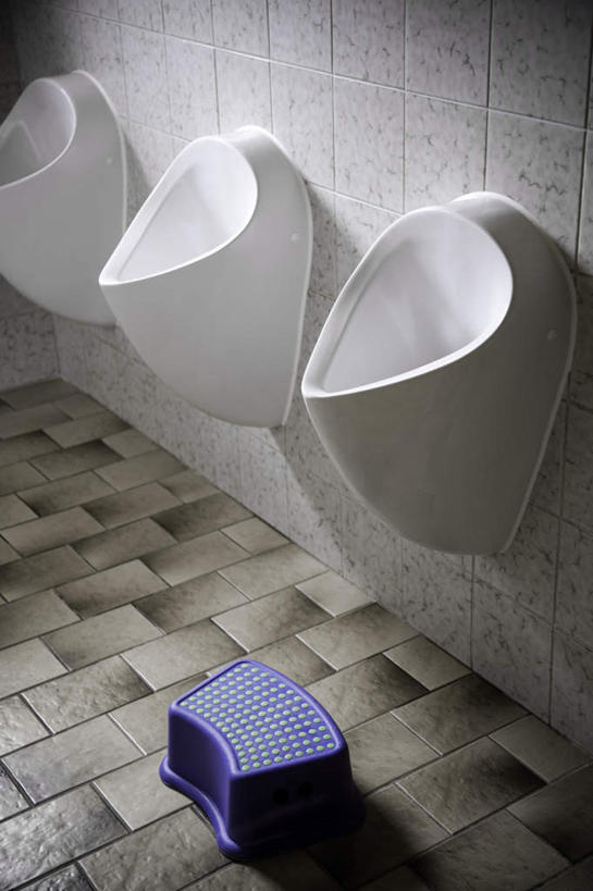 无人,竖图,俯视,室内,白天,卫生间,洗手间,礼盒,礼物,一排,整齐,瓷砖,地砖,纸盒,塑料,陶瓷,墙,陶瓷制品,地面,墙壁,墙面,盒子,排列,三个,一个,灰色,包装盒,塑料制品,礼品盒,礼品,单个,队列,公共厕所,小便池,厕所,彩图,高角度拍摄