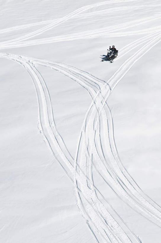 西方人,一个人,站,竖图,俯视,室外,白天,锻炼,运动,雪,大雪,欧洲,欧洲人,仅一个男性,仅一个人,积雪,雪景,冬季,冬天,运动器械,仅一个年轻男性,站着,健身器械,寒冷,滑雪板,滑雪鞋,健身器材,滑雪装备,严寒,体育,男人,男性,年轻男性,白种人,站立,彩图,高角度拍摄,全身,健身,运动器材