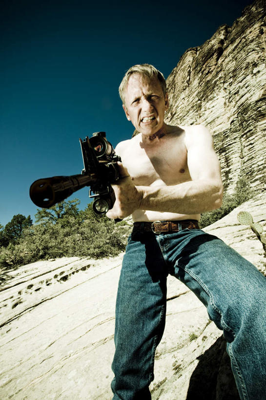 西方人,一个人,闭眼,竖图,室外,白天,仰视,山,山脉,金属制品,欧洲,欧洲人,仅一个男性,仅一个人,仅一个中年男性,握,服装,金属,山峰,山峦,注视,休闲装,衣服,蓝色,白色,黑色,蓝天,天空,群山,天,观察,看,张嘴,休闲,休闲服,握着,服饰,晴朗,观看,察看,犯人,罪犯,疯狂,关注,枪械,囚犯,张大嘴巴,万里无云,监犯,囚徒,罪人,男人,男性,中年男性,白种人,晴空,晴空万里,张开嘴,闭眼睛,闭着眼,闭着眼睛,半身,彩图,低角度拍摄