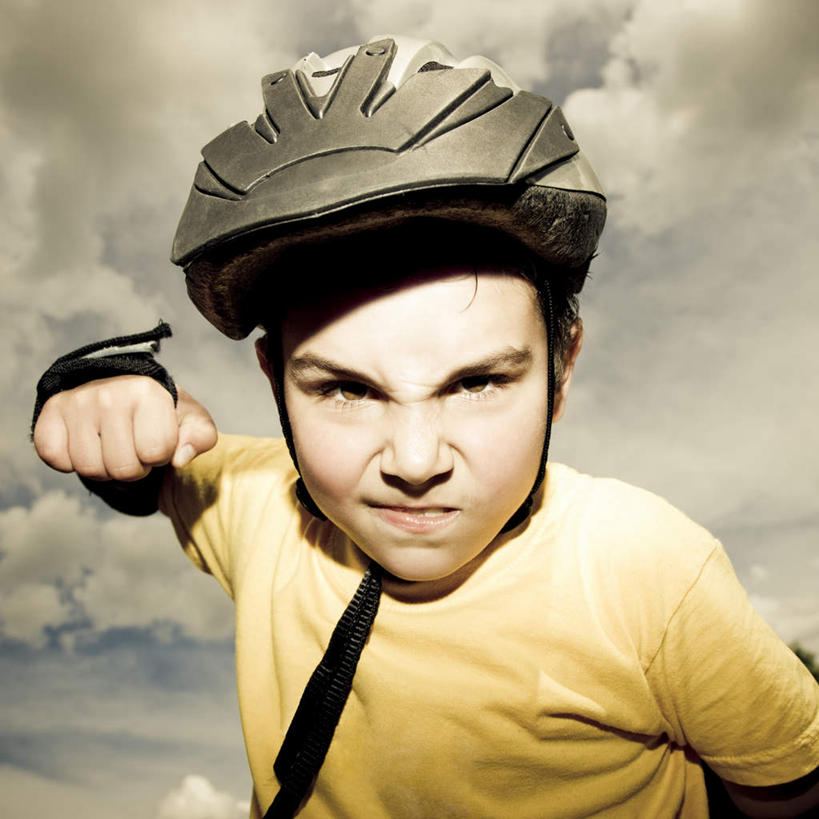 西方人,儿童,脸,头,脸颊,一个人,横图,室外,特写,白天,正面,纯洁,太阳,帽子,欧洲,欧洲人,仅一个男性,仅一个人,握,阴影,服装,生气,光线,头盔,影子,云,云朵,云彩,休闲装,小孩,衣服,黄色,蓝色,黑色,白云,蓝天,天空,阳光,安全帽,天,握拳,仅一个小孩,休闲,休闲服,可爱,童年,童趣,握着,愤怒,服饰,晴朗,打击,攻击,发怒,袭击,情绪,脾气,童真,烂漫,无邪,忿怒,怨恨,强烈,一顶,进犯,进击,激动,天真,男孩,男人,男性,白种人,孩子,头部,脸部,脸蛋,面部,晴空,半身,彩图,男生