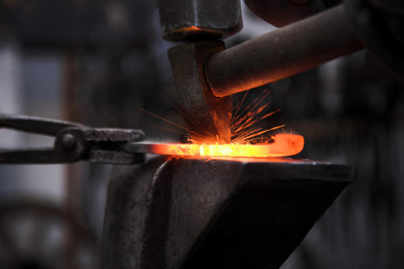 无人,横图,俯视,室外,白天,金属制品,一块,握,飞溅,溅,融化,铁,金属,火花,液体,一个,红色,夹子,握着,单个,喷洒,锻造,打铁,熔化,溶化,熔解,消溶,铸造,彩图,高角度拍摄