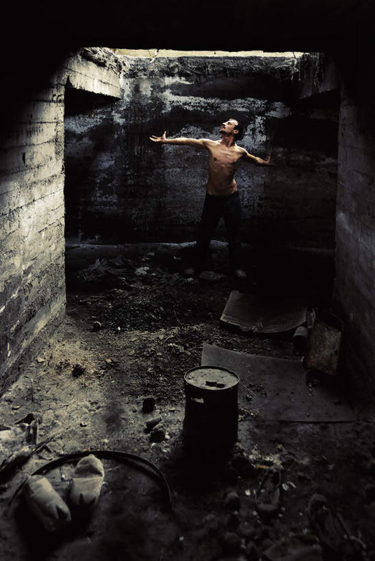 西方人,一个人,站,举,伸展双臂,竖图,俯视,室内,白天,石头,欧洲,欧洲人,仅一个男性,仅一个人,弯腰,石子,墙,裸露,墙壁,墙面,仅一个年轻男性,黑色,托,站着,犯罪,犯法,犯人,吼叫,裸,囚犯,弯身,呼啸,监犯,囚徒,罪人,男人,男性,年轻男性,白种人,石块,岩石,敞开双臂,举起,举手,举着,伸开双臂,向上举,向上伸,向上托,展开双肩,站立,张开手臂,张开双臂,彩图,高角度拍摄,全身,短发