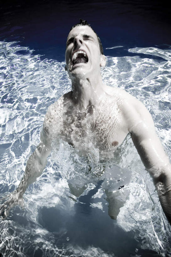 西方人,一个人,体育馆,游泳池,竖图,俯视,阶调图片,室外,白天,旅游,度假,美景,水,欧洲,欧洲人,仅一个男性,仅一个人,波纹,景观,水池,水面,水中,涟漪,注视,荡漾,娱乐,泳池,仅一个年轻男性,自然,观察,看,张嘴,享受,休闲,景色,放松,观看,察看,游泳馆,关注,自然风光,张大嘴巴,男人,男性,年轻男性,白种人,张开嘴,半身,彩图,高角度拍摄