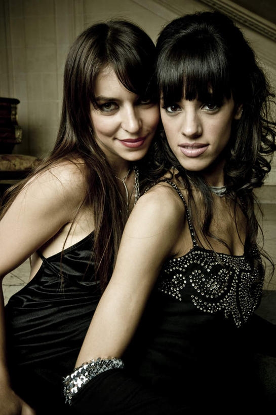 西方人,两个人,站,竖图,室内,白天,侧面,晚礼服,欧洲,欧洲人,注视,黑色,观察,看,靠,靠着,倚靠,站着,两件,观看,察看,倚着,关注,尤物,年轻女性,女人,女性,白种人,站立,半身,彩图,晚宴服,舞会服,洋服,洋装,夜礼服,佳丽,丽人,美人