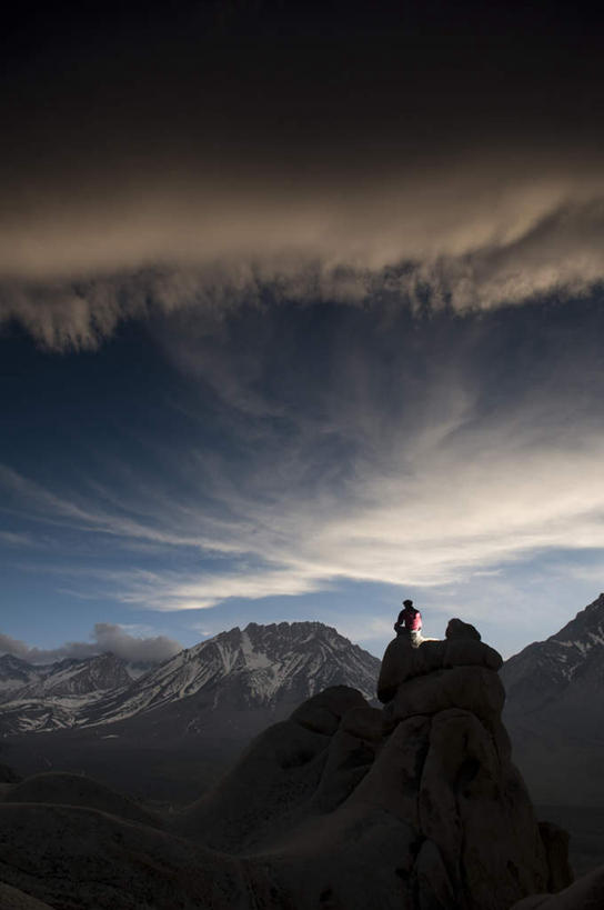 无人,竖图,室外,白天,正面,旅游,度假,美景,山,山脉,光线,光泽,景观,山峰,悬崖,云,云朵,光芒,山峦,照射,云彩,娱乐,蓝色,白云,蓝天,天空,自然,黄昏,群山,天,享受,休闲,陡峭,景色,放松,晴朗,自然风光,照耀,光辉,绝壁,毫光,笔陡,峻峭,薄暮,映照,晴空,彩图,傍晚