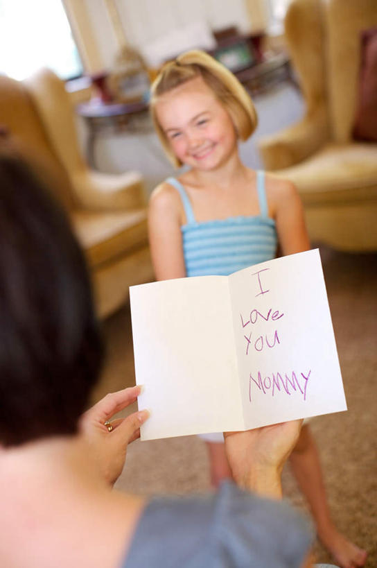 西方人,儿童,背部,两个人,家庭,母亲,女儿,站,笑,微笑,露齿笑,竖图,室内,白天,正面,欧洲,母亲节,欧洲人,一张,握,朦胧,模糊,贺卡,拿,拿着,注视,小孩,观察,看,站着,温暖,温馨,母女,一家人,母爱,握着,观看,和睦,察看,关注,女孩,女人,女性,中年女性,白种人,孩子,站立,半身,彩图,融洽,女生