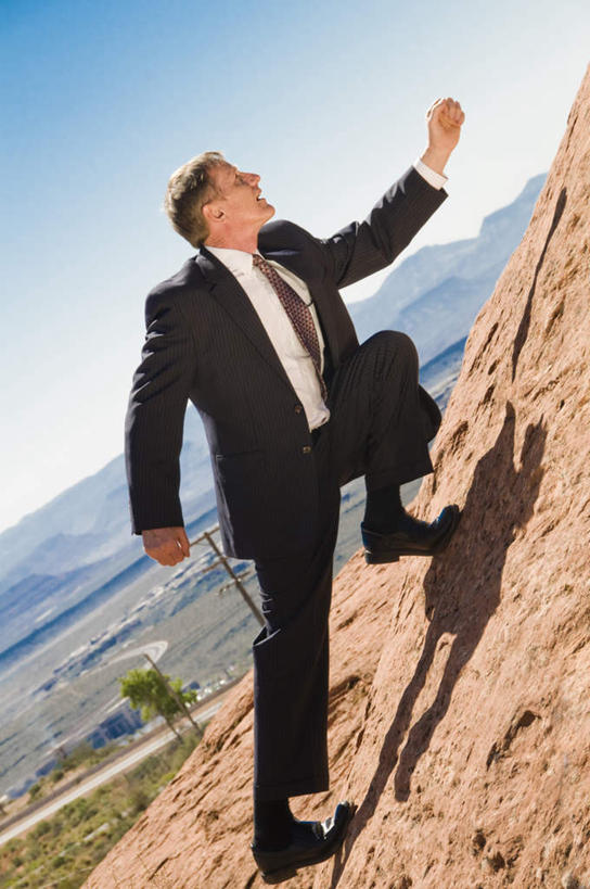 西方人,一个人,商务人士,商务男性,攀登,竖图,室外,白天,侧面,衬衫,锻炼,旅游,度假,运动,美景,欧洲,欧洲人,仅一个男性,仅一个人,仅一个中年男性,阴影,套装,光线,影子,景观,娱乐,蓝色,蓝天,天空,阳光,自然,天,享受,休闲,景色,放松,晴朗,自然风光,商务装,工薪阶层,万里无云,体育,男人,男性,中年男性,白种人,白领,上班族,晴空,晴空万里,登攀,登山,爬山,攀,攀高,攀爬,彩图,全身,衬衣,健身