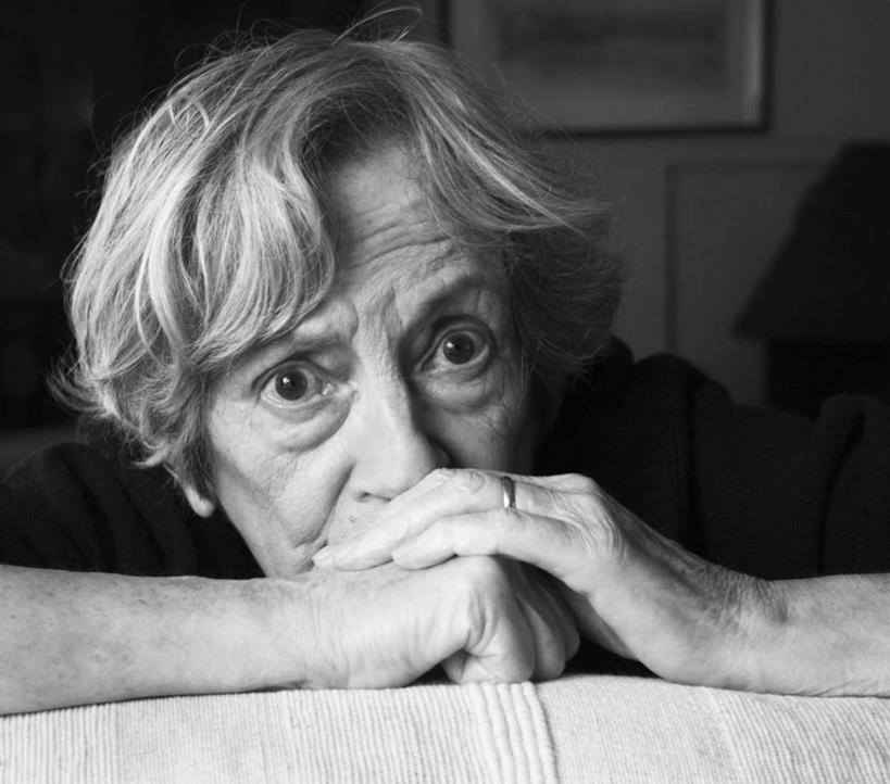 西方人,脸,头,脸颊,手,一个人,横图,黑白,室内,特写,白天,正面,欧洲,欧洲人,仅一个女性,仅一个人,重叠,注视,观察,看,趴着,手部,仅一个老年女性,观看,担忧,察看,忧虑,关注,忧郁,担心,老年女性,女人,女性,白种人,头部,脸部,脸蛋,面部,趴,半身