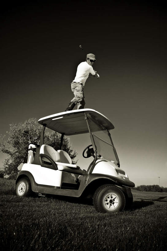 西方人,一个人,站,竖图,全景,黑白,室外,白天,仰视,旅游,度假,草地,草坪,美景,天际线,植物,汽车,欧洲,欧洲人,仅一个男性,仅一个人,仅一个中年男性,一辆,景观,注视,娱乐,高尔夫球场,车,草,绿色,天空,自然,交通工具,天,观察,看,站着,享受,休闲,景色,放松,停放,观看,察看,昏暗,关注,自然风光,载具,灰暗,晦暗,男人,男性,中年男性,白种人,站立,半身,低角度拍摄