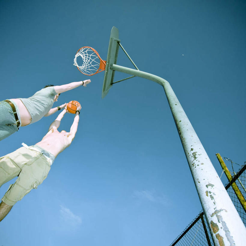 西方人,两个人,跳,方图,室外,白天,仰视,锻炼,运动,篮球,欧洲,欧洲人,阴影,服装,光线,篮筐,影子,篮球装备,休闲装,运动器械,衣服,蓝色,蓝天,天空,阳光,天,休闲,休闲服,健身器械,服饰,晴朗,健身器材,篮球运动,万里无云,体育,男人,男性,年轻男性,白种人,晴空,晴空万里,跳跃,半身,彩图,低角度拍摄,健身,运动器材