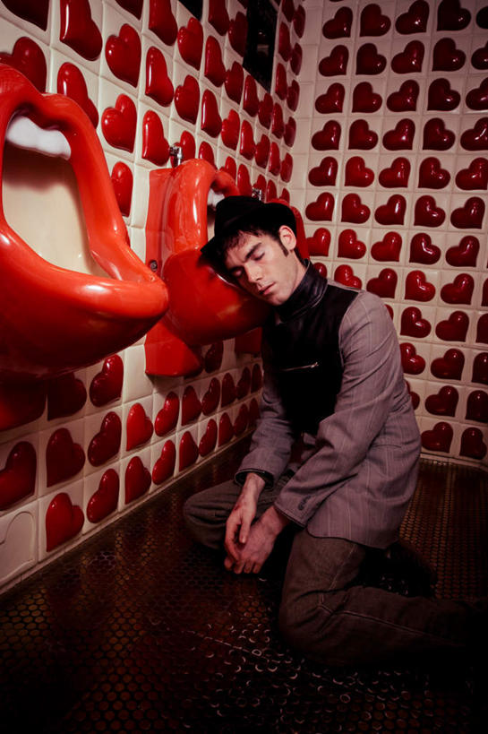 西方人,脸,头,鼻子,嘴,耳朵,脸颊,眉毛,睫毛,一个人,跪,闭眼,睡,竖图,室内,白天,正面,爱情,卫生间,洗手间,帽子,欧洲,欧洲人,瞳孔,仅一个男性,仅一个人,服装,爱心,墙,浪漫,休闲装,礼帽,墙壁,墙面,仅一个年轻男性,衣服,休闲,温暖,温馨,心形,休闲服,恩爱,眼部,服饰,和睦,小便池,男人,男性,年轻男性,白种人,心型,头部,鼻,鼻孔,耳,耳部,睫,口,口腔,脸部,脸蛋,眉,面部,眼,眼睫毛,眼眉,嘴巴,嘴唇,厕所,闭眼睛,闭着眼,闭着眼睛,跪着,困,困觉,寝息,睡觉,半身,彩图,融洽,眼眉毛