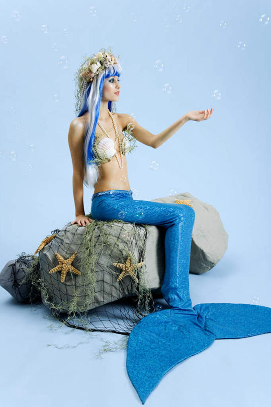 西方人,手,一个人,举,竖图,室内,白天,正面,石头,海星,贝壳,欧洲,欧洲人,仅一个年轻女性,仅一个女性,仅一个人,阴影,透明,反射,石子,头饰,影子,海洋生物,扮演,蓝色,自然,动物,泡泡,托,手部,生物,渔网,渔具,抓捕,捕捞,鱼网,拉网,捕捞工具,理智,沉静,冷色,高深,冷淡,棘皮动物门,年轻女性,女人,女性,白种人,贝类外壳,海螺壳,软体动物外壳,石块,岩石,星鱼,举起,举手,举着,向上举,向上伸,向上托,半身,彩图,美人鱼