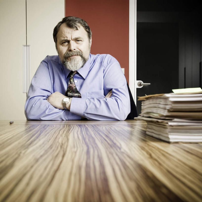 西方人,胡须,坐,双手交叉,方图,室内,白天,正面,餐桌,门,桌子,书籍,欧洲,欧洲人,一堆,许多,阴影,堆叠,堆积,服装,时间,光线,时钟,手表,影子,墙,灯光,领带,很多,计时,注视,休闲装,墙壁,墙面,衣服,门框,钟表,观察,看,休闲,休闲服,表,服饰,餐台,观看,堆,腕表,察看,双手抱胸,象征,庄重,关注,身份,正式,地位,白种人,胡子,络腮胡,书,图书,钟,坐着,半身,彩图