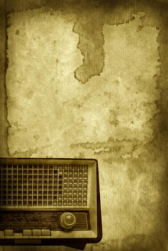 无人,竖图,室内,白天,正面,阴影,光线,影子,墙,破坏,设备,破损,墙壁,墙面,一个,阳光,收音机,单个,损坏,信号,无线电,广播,无线电技术,彩图