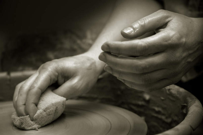 西方人,手,一个人,站,横图,俯视,黑白,室内,白天,房间,欧洲,欧洲人,仅一个女性,仅一个人,一双,握,阴影,光线,影子,灯光,拿,拿着,站着,仅一个中年女性,手部,握着,拉胚,女人,女性,中年女性,白种人,站立,半身,高角度拍摄