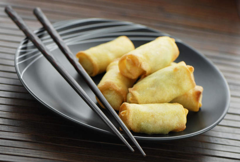 点心,无人,横图,俯视,室内,白天,烹饪,中餐,餐桌,筷子,桌子,餐具,一堆,一双,许多,阴影,堆叠,堆积,模糊,光线,碟子,盘,影子,灯光,料理,食品,面点,很多,文化,传统,春卷,菜肴,美食,食物,一个,盘子,碟,中式,佳肴,单个,餐台,堆,礼节,薄饼,礼仪,春饼,进餐用具,彩图,高角度拍摄