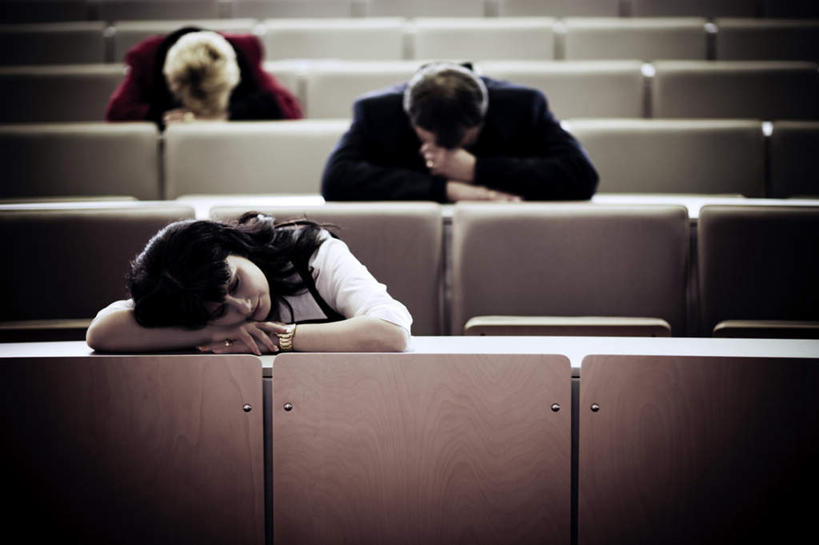 西方人,三个人,商务人士,商务男性,商务女性,学校,闭眼,睡,横图,室内,白天,正面,衬衫,光晕,欧洲,欧洲人,套装,座位,黄色,趴着,休息,教室,疲倦,疲劳,疲惫,商务装,工薪阶层,疲乏,歇息,苏息,坐位,男人,男性,年轻男性,年轻女性,女人,女性,白种人,白领,上班族,闭眼睛,闭着眼,闭着眼睛,困,困觉,趴,寝息,睡觉,半身,彩图,衬衣