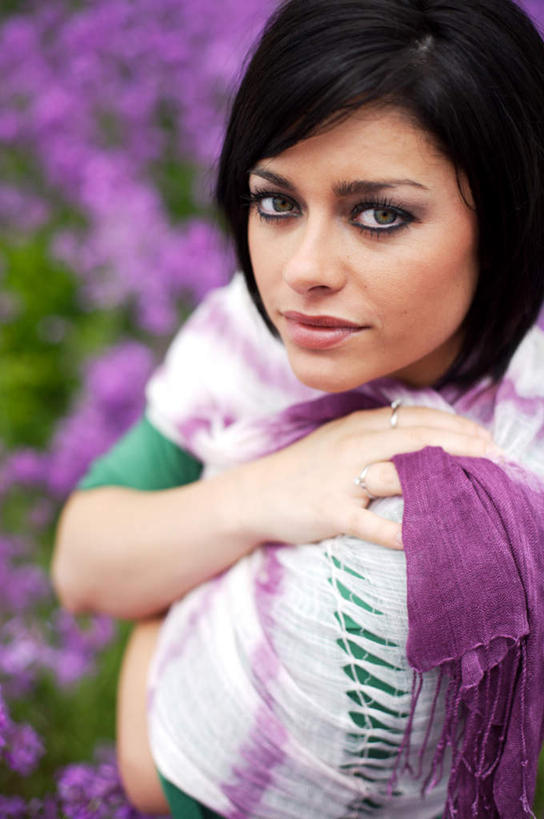 西方人,一个人,坐,竖图,俯视,室外,白天,旅游,度假,花海,花圃,美景,植物,叶子,欧洲,欧洲人,仅一个年轻女性,仅一个女性,仅一个人,朦胧,模糊,盛开,景观,花蕾,注视,娱乐,花,花瓣,花朵,花卉,鲜花,绿色,紫色,自然,花丛,花束,花田,春季,春天,花苞,花蕊,观察,看,享受,休闲,景色,放松,搭,观看,生机,察看,生命,搭着,关注,自然风光,春日,年轻女性,女人,女性,白种人,坐着,半身,彩图,高角度拍摄