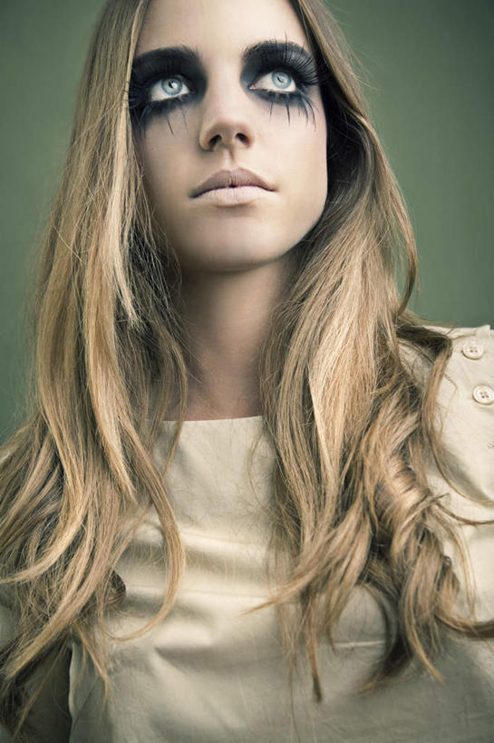 西方人,一个人,模特,站,竖图,室内,白天,仰视,化妆,性感,欧洲,欧洲人,仅一个年轻女性,仅一个女性,仅一个人,灰色背景,注视,黑色,看,站着,诱惑,眼线,摄影,影棚,观看,勾引,关注,引诱,尤物,年轻女性,女人,女性,白种人,模特儿,站立,半身,彩图,低角度拍摄,影棚拍摄,拍摄,佳丽,丽人,美人