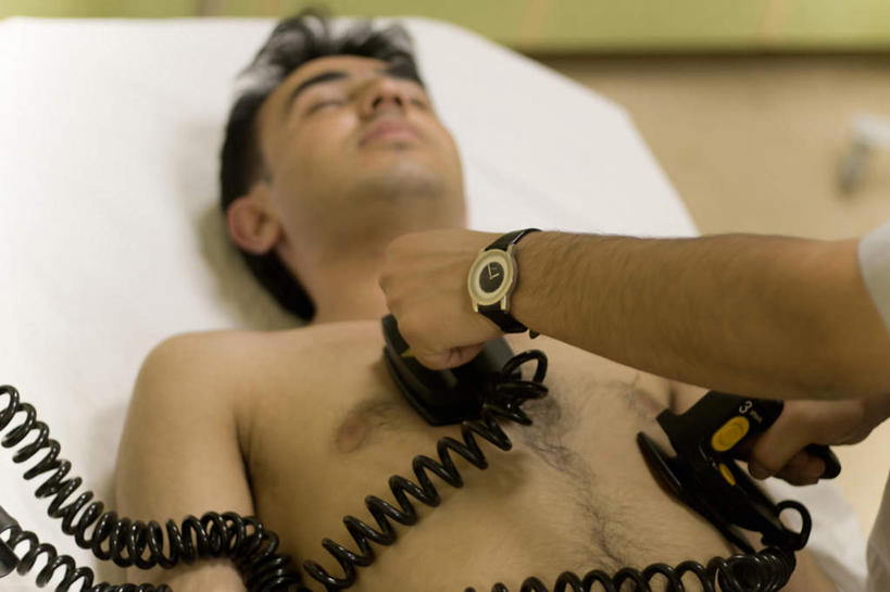 西方人,手,两个人,站,躺,闭眼,横图,俯视,室内,特写,白天,床,欧洲,欧洲人,握,模糊,工具,床单,拿,拿着,被子,裸露,站着,手部,握着,单人床,被单,起搏器,裸,医疗器械,心脏起搏器,医疗工具,辅助工具,含糊,恍惚,模胡,依稀,隐约,卧着,男人,男性,年轻男性,白种人,闭眼睛,闭着眼,闭着眼睛,躺着,卧,站立,半身,彩图,高角度拍摄