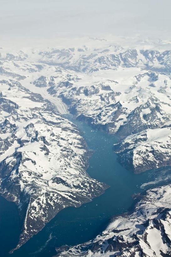 无人,竖图,俯视,航拍,室外,白天,旅游,度假,河流,美景,山,水,雪,雪山,大雪,丹麦,欧洲,阴影,光线,影子,冰,河水,积雪,景观,山峰,水流,雪景,冬季,冬天,山峦,娱乐,蓝色,蓝天,天空,阳光,自然,天,享受,休闲,景色,放松,寒冷,晴朗,冰冷,鸟瞰,自然风光,北欧,万里无云,格陵兰,格陵兰岛,严寒,丹麦王国,冰凉,酷寒,凛冽,凛凛,极冷,晴空,晴空万里,彩图,高角度拍摄