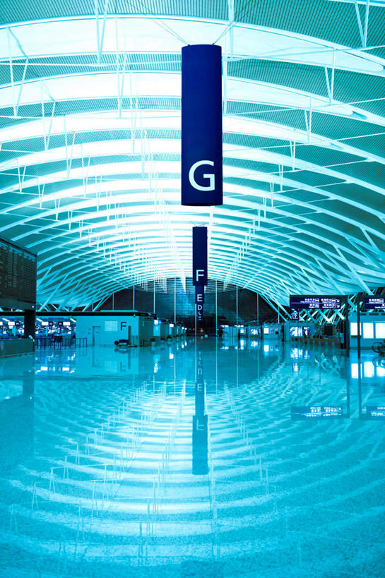 无人,机场,竖图,室内,白天,正面,天花板,飞机场,阴影,光线,英文,标志,瓷砖,地砖,文字,影子,字符,字母,灯光,地面,标识,倒影,英文字母,倒映,反照,航空站,空港,彩图