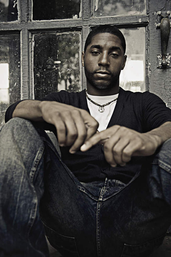 西方人,一个人,坐,竖图,室外,白天,仰视,窗户,项链,欧洲,非洲,黑人,欧洲人,仅一个男性,仅一个人,服装,破旧,陈旧,休闲装,玻璃窗,装饰品,仅一个年轻男性,衣服,饰品,首饰,休闲,休闲服,服饰,陈腐,男人,男性,年轻男性,非洲人,坐着,半身,彩图,低角度拍摄