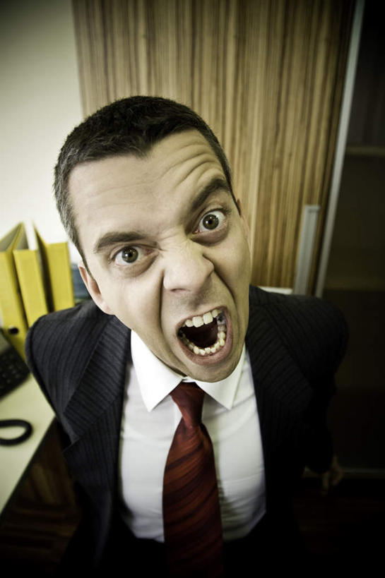 西方人,一个人,商务人士,商务男性,站,竖图,俯视,室内,特写,白天,衬衫,欧洲,欧洲人,仅一个男性,仅一个人,咆哮,套装,生气,朦胧,模糊,仅一个年轻男性,站着,愤怒,发怒,商务装,情绪,脾气,工薪阶层,怒吼,忿怒,怨恨,强烈,呼啸,狂嗥,激动,男人,男性,年轻男性,白种人,白领,上班族,站立,半身,彩图,高角度拍摄,衬衣