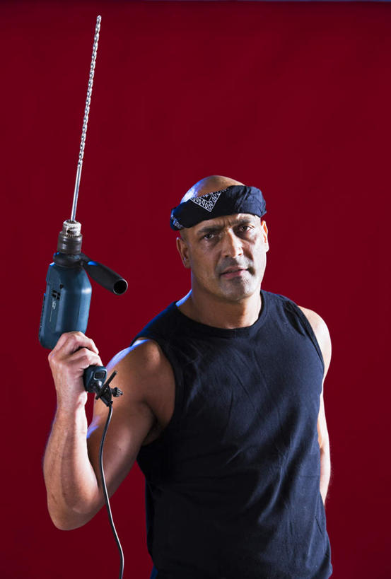 西方人,肌肉,健壮,一个人,站,竖图,室内,白天,正面,机器,欧洲,欧洲人,仅一个男性,仅一个人,红色背景,注视,仅一个年轻男性,观察,看,站着,健康,活力,力量,摄影,影棚,观看,青春,察看,强壮,关注,钻孔机,男人,男性,年轻男性,白种人,站立,半身,彩图,影棚拍摄,拍摄