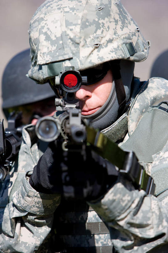 西方人,一个人,站,竖图,室外,白天,正面,工作服,制服,竞争,帽子,欧洲,欧洲人,仅一个男性,仅一个人,对抗,阴影,冲突,光线,墨镜,枪支,头盔,眼镜,影子,破坏,仅一个年轻男性,阳光,安全帽,太阳镜,太阳眼镜,站着,武器,遮阳镜,战争,军人,损坏,攻击,威胁,武士,对立,矛盾,兵器,防御,来福枪,敌对,挫败,斗争,抗拒,抗衡,杀伤,威慑,工作制服,甲士,危险,男人,男性,年轻男性,白种人,站立,半身,彩图,工作套服