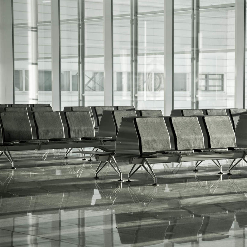 无人,方图,室内,白天,正面,度假,美景,窗户,落地窗,城市风光,城市,椅子,一排,阴影,整齐,光线,瓷砖,地砖,影子,景观,地面,娱乐,玻璃窗,座位,排列,阳光,享受,休闲,景色,放松,队列,坐位,彩图