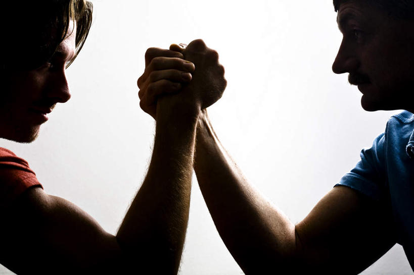 西方人,两个人,伙伴,朋友,坐,横图,室内,白天,白色背景,侧面,游戏,友谊,比赛,欧洲,欧洲人,玩,右手,娱乐,相视,休闲,面对面,力量,扳手腕,摄影,影棚,活动,对视,掰手腕,发泄,消遣,智力,相对,相看,宣泄,比力,较劲,扳手劲,手肘,较量,友情,男人,男性,年轻男性,白种人,胳膊,手臂,玩耍,嬉戏,坐着,半身,彩图,影棚拍摄,拍摄