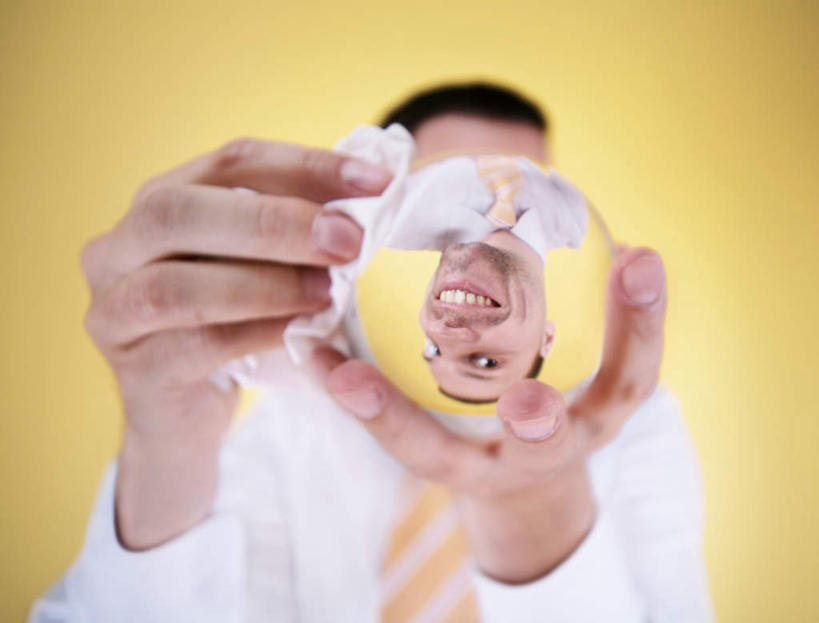 西方人,一个人,站,举,横图,室内,白天,正面,欧洲,欧洲人,仅一个男性,仅一个人,黄色背景,透明,水晶,仅一个年轻男性,纸巾,托,站着,球体,水晶球,擦拭,摄影,影棚,男人,男性,年轻男性,白种人,举起,举手,举着,向上举,向上伸,向上托,站立,半身,彩图,影棚拍摄,拍摄