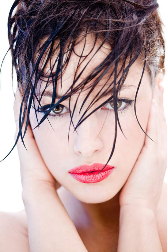 西方人,脸,头,脸颊,一个人,站,竖图,室内,特写,白天,正面,欧洲,欧洲人,仅一个年轻女性,仅一个女性,仅一个人,注视,观察,看,站着,捂,观看,察看,关注,年轻女性,女人,女性,白种人,头部,脸部,脸蛋,面部,站立,半身,彩图