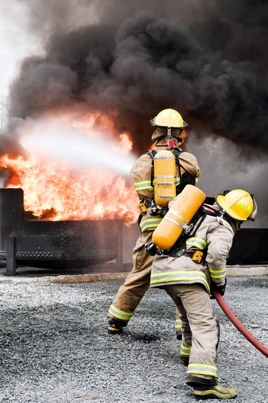 西方人,两个人,站,竖图,室外,白天,工作服,制服,热情,火,帽子,欧洲,欧洲人,火焰,燃烧,背面,站着,氧气瓶,火警,火灾,灾难,钢瓶,棉帽,工作制服,劫难,磨难,灾祸,男人,男性,年轻男性,白种人,站立,彩图,全身,工作套服,灾害