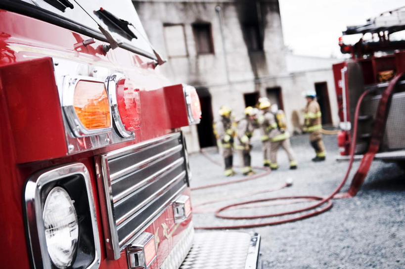 西方人,两个人,家,消防站,站,横图,室外,白天,工作服,制服,安全,道路,路,公路,救火车,帽子,欧洲,欧洲人,阴影,光线,影子,房屋,屋子,交通,水管,楼房,住宅,背面,阳光,站着,氧气瓶,消防,灭火,钢瓶,棉帽,工作制服,男人,男性,年轻男性,白种人,马路,消防车,站立,彩图,全身,工作套服,房子,消防局