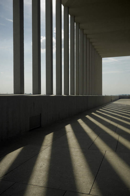 无人,竖图,室内,白天,正面,一排,许多,阴影,整齐,光线,瓷砖,地砖,影子,柱子,屋顶,云,云朵,走道,走廊,过道,地面,云彩,顶棚,石柱,排列,蓝色,白云,蓝天,天空,阳光,天,晴朗,队列,晴空,彩图