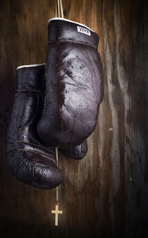 无人,竖图,室内,特写,白天,正面,安全,静物,一副,吊挂,悬挂,节日,装饰,木制,十字架,墙,棕色,防护,拳击手套,挂,文化,墙壁,墙面,木制品,手套,祈祷,健康,许愿,宗教,信仰,纪念,保护,华丽,修饰,祈求,点缀,卫生,基督教,天主教,保险,保全,周全,安稳,安定,衬托,美观,雅致,雅观,防护手套,平安,彩图