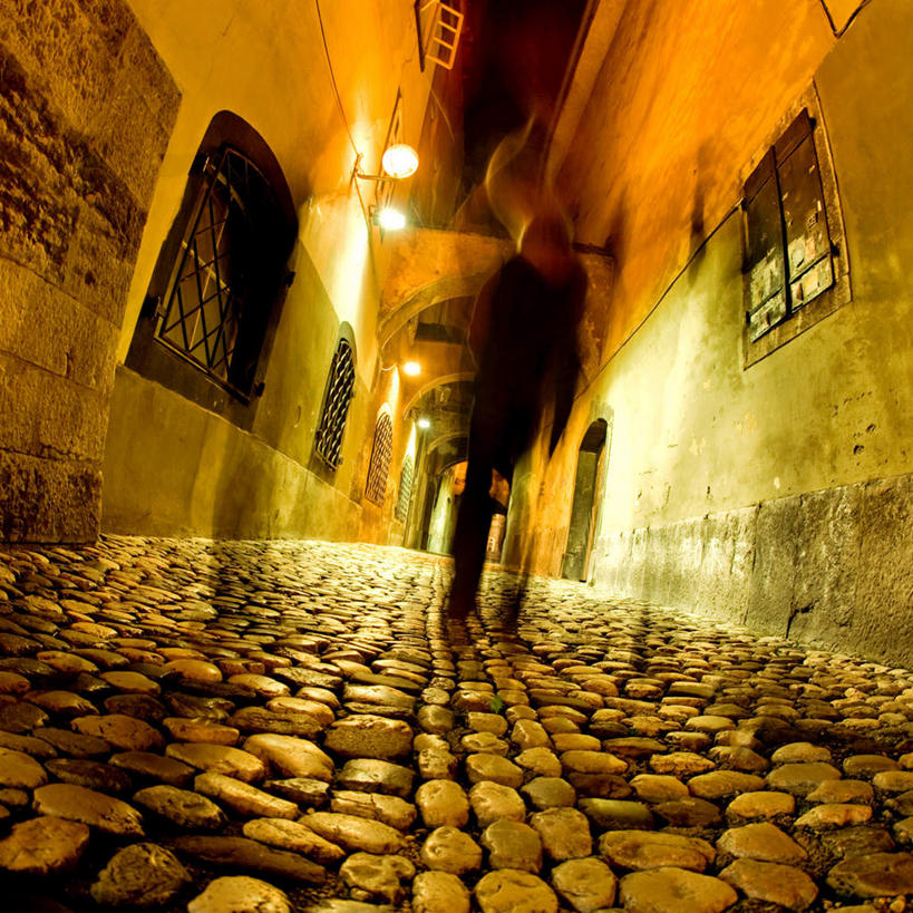 无人,方图,室外,夜晚,正面,广角镜头,鱼眼镜头,旅游,度假,石头,窗户,道路,路,路灯,照明,朦胧,模糊,石子,墙,拱门,小路,灯光,交通,娱乐,墙壁,墙面,灯,巷子,享受,休闲,放松,照亮,照明设备,石块,彩图