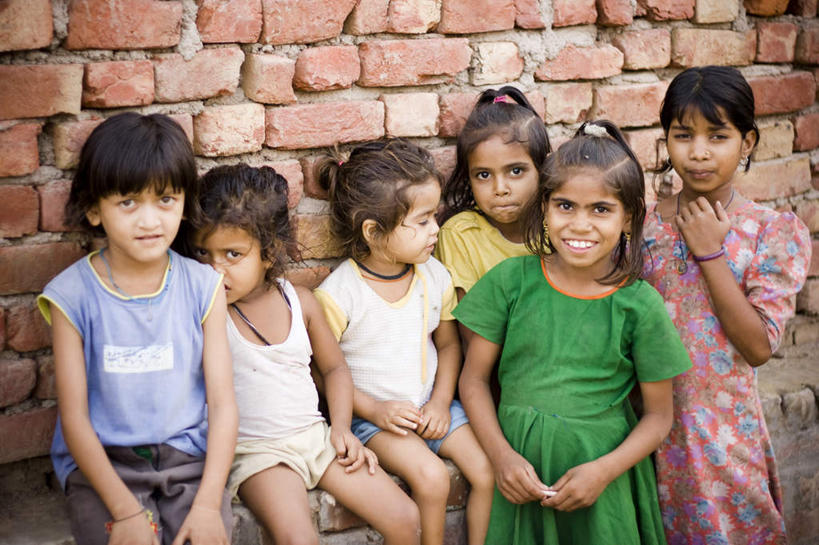 东方人,儿童,头发,伙伴,朋友,坐,笑,微笑,露齿笑,横图,室外,白天,正面,友谊,纯洁,亚洲,服装,墙,许多人,注视,休闲装,黄种人,砖墙,墙壁,墙面,小孩,衣服,黑色,观察,看,一群人,休闲,休闲服,可爱,童年,童趣,服饰,观看,察看,关注,童真,烂漫,无邪,害臊,含羞,怕羞,害羞,天真,友情,女孩,女人,女性,亚洲人,坐着,半身,彩图,女生