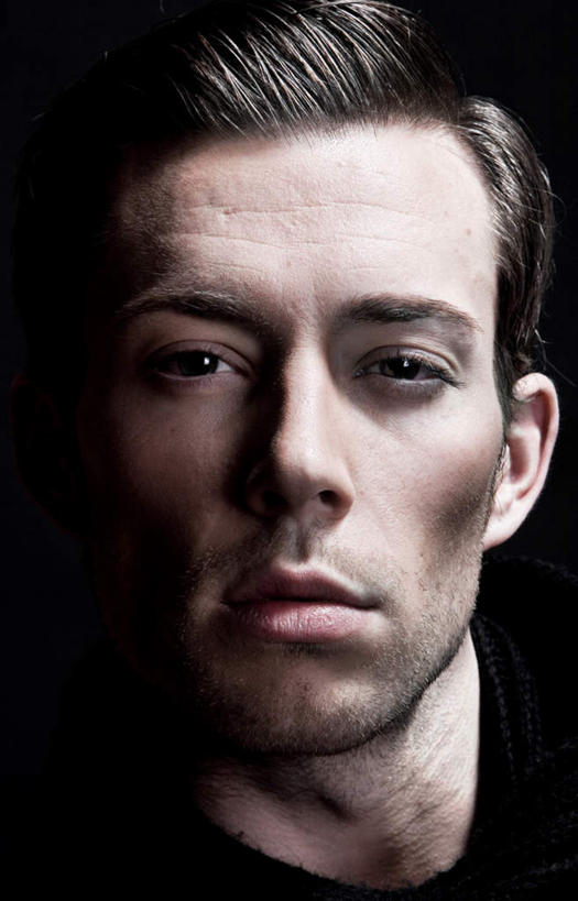 西方人,脸,头,眼睛,脸颊,眉毛,睫毛,一个人,竖图,室内,特写,白天,正面,欧洲,欧洲人,瞳孔,仅一个男性,仅一个人,黑色背景,注视,仅一个年轻男性,黑色,观察,看,眼部,摄影,影棚,观看,呆滞,察看,关注,男人,男性,年轻男性,白种人,头部,额头,睫,脸部,脸蛋,眉,面部,眼,眼睫毛,眼眉,半身,彩图,影棚拍摄,拍摄,眼眉毛