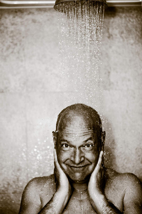 西方人,脸,头,脸颊,皱纹,秃头,一个人,笑,微笑,竖图,室内,白天,正面,洗澡,水,卫生间,浴室,欧洲,欧洲人,仅一个男性,仅一个人,飞溅,溅,液体,水滴,注视,干净,水珠,观察,看,清洁,仅一个老年男性,享受,健康,放松,保健,观看,察看,卫生,喷头,关注,喷洒,泡汤,老年男性,男人,男性,白种人,头部,光头,无发,脸部,脸蛋,面部,淋浴房,半身,彩图,沐浴,冲凉房,沐浴间,沐浴室