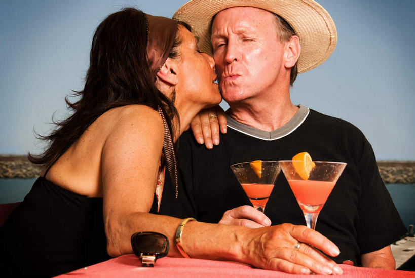 西方人,中年人,两个人,家庭,夫妻,坐,吻,横图,室外,白天,正面,裙子,爱情,湖,湖泊,水,桌面,桌子,杯子,帽子,欧洲,欧洲人,阴影,连衣裙,服装,光线,木制,草帽,高脚杯,影子,湖面,水流,水面,酒类,浪漫,休闲装,文化,玻璃制品,酒,饮料,衣服,阳光,抹胸,酒杯,木制品,鸡尾酒,湖水,休闲,温暖,温馨,一家人,休闲服,恩爱,调酒,恋人,服饰,和睦,创造,想象,抹胸裙,鸡尾酒杯,男人,男性,女人,女性,中年男性,中年女性,白种人,夫妇,情侣,玻璃杯,亲,亲吻,坐着,半身,彩图,伴侣,融洽