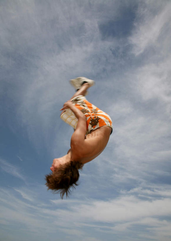 西方人,一个人,跳,竖图,室外,白天,正面,欧洲,欧洲人,仅一个年轻女性,仅一个女性,仅一个人,云,云朵,半空,云彩,蓝色,白云,蓝天,天空,天,晴朗,翻跟斗,年轻女性,女人,女性,白种人,晴空,跳跃,半身,彩图